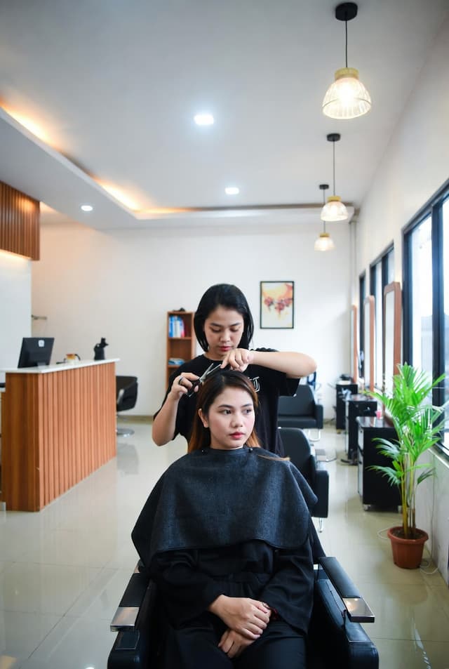 Salon dengan pencahayaan hangat